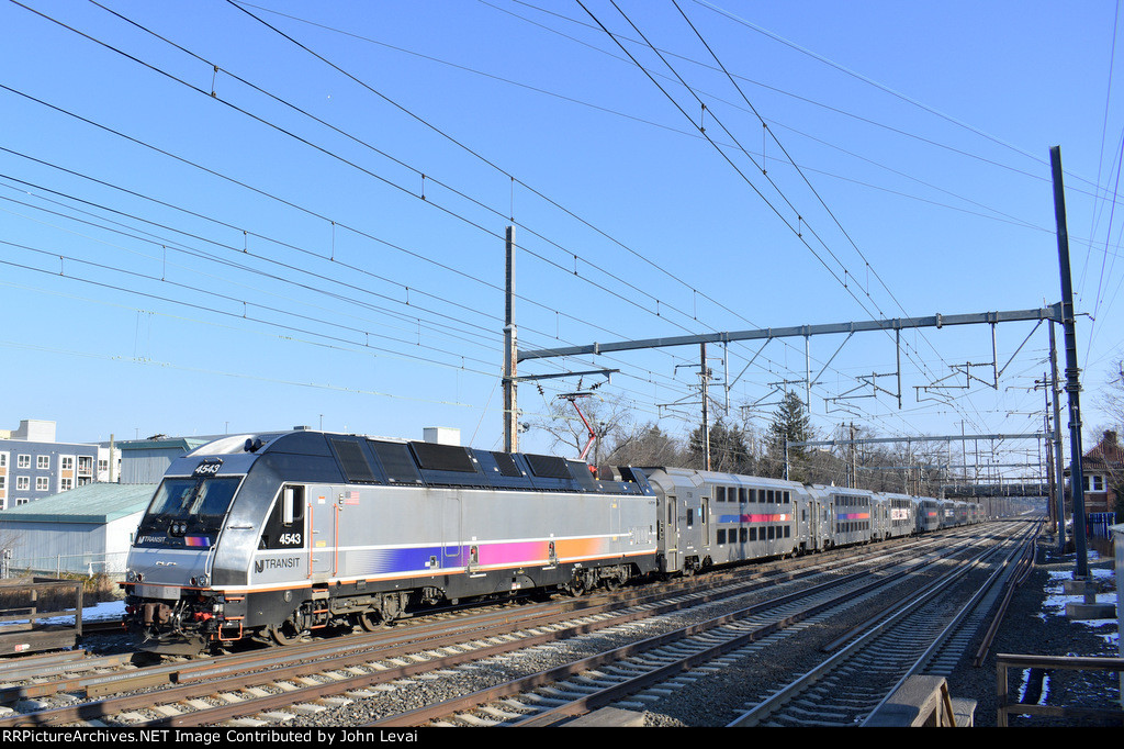 NJT Train # 7825 gliding into PJC Station with ALP-45A # 4543 pulling a Multilevel Set 